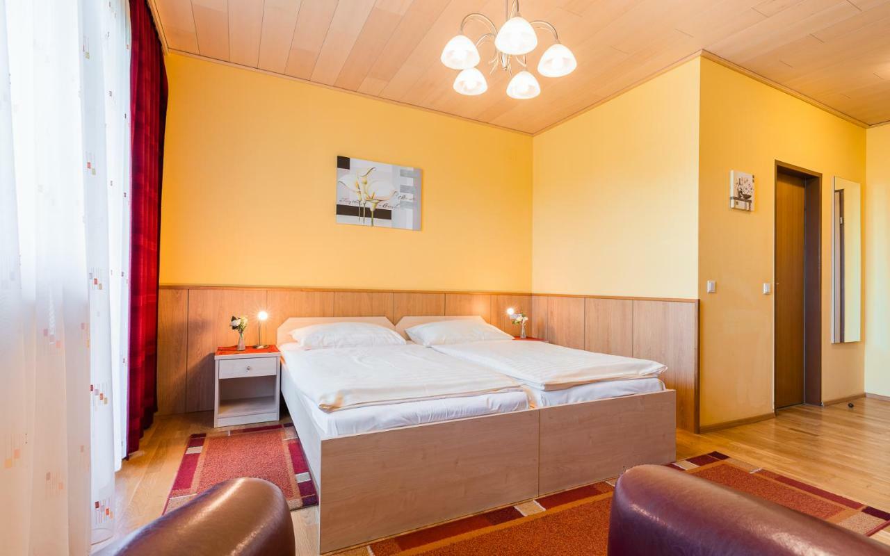 Hotel Garni Steinfeld Wiener Neustadt Exterior foto